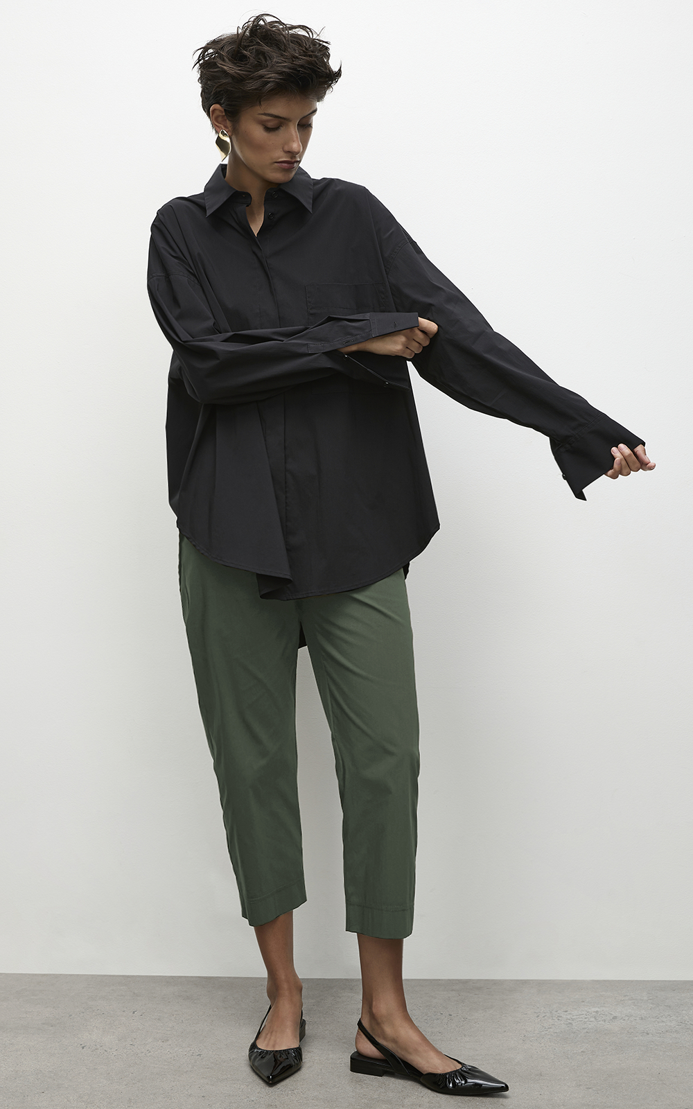 Cropped Pant product photo.