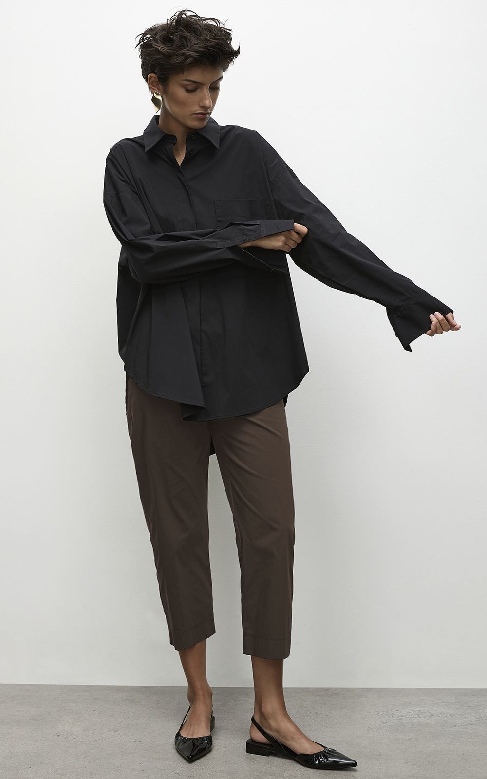 Cropped Pant product photo.