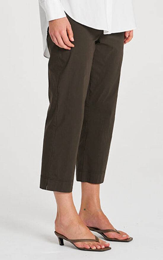 Cropped Pant product photo.