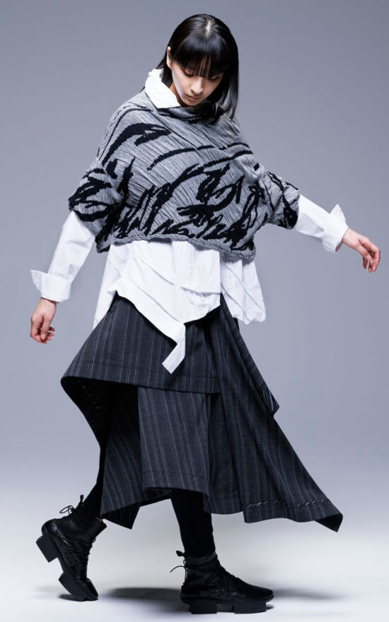 Chicuru Pullover product photo.