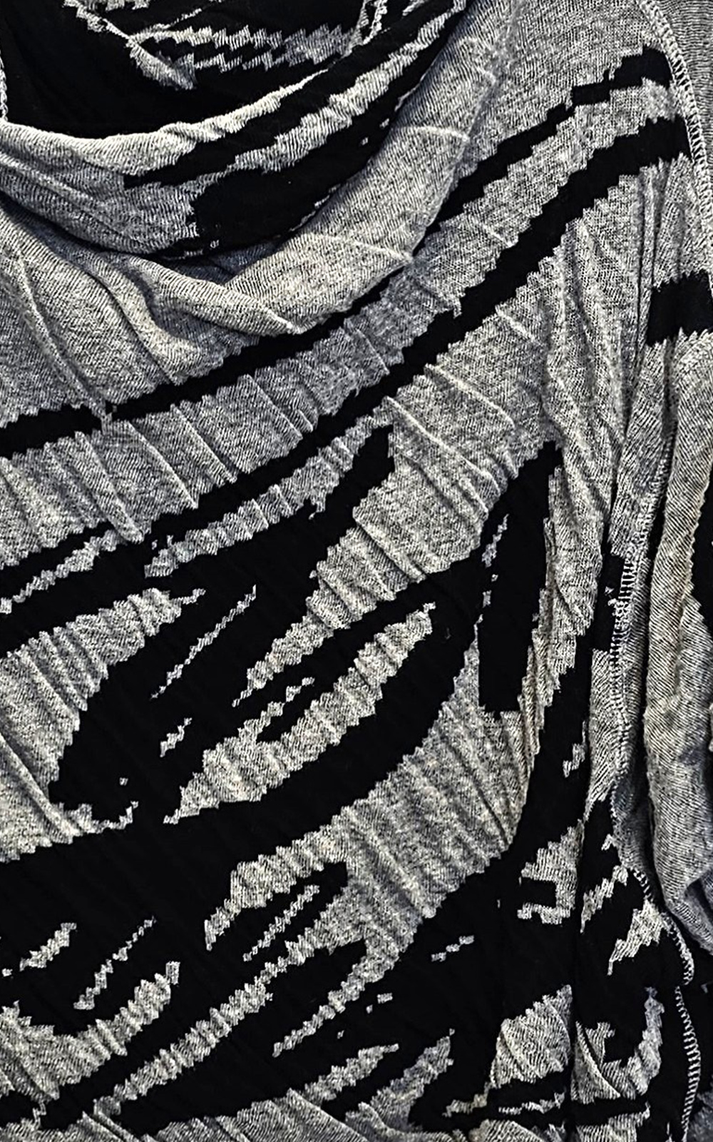 Chicuru Pullover product photo.