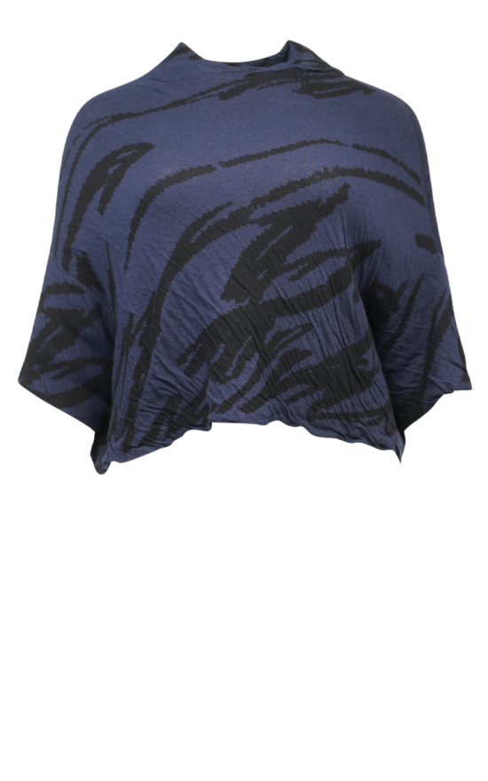 Chicuru Pullover product photo.