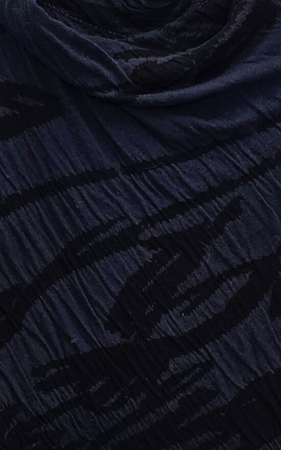 Chicuru Pullover product photo.