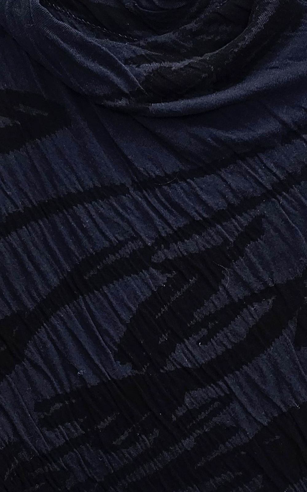 Chicuru Pullover product photo.