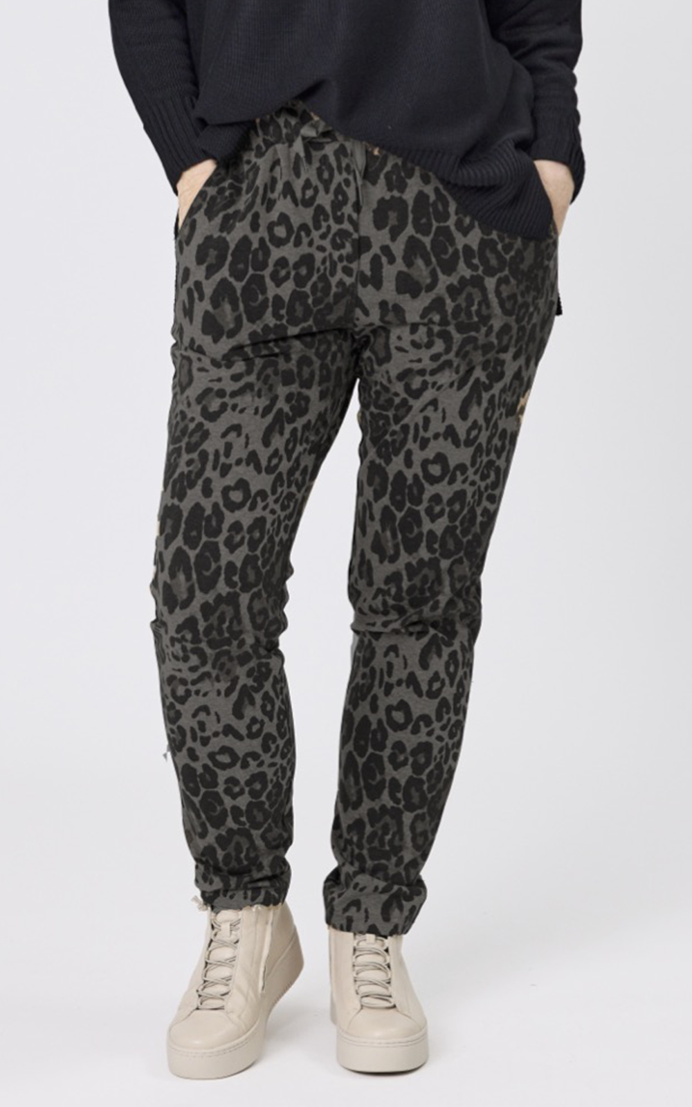 Annika Pant product photo.