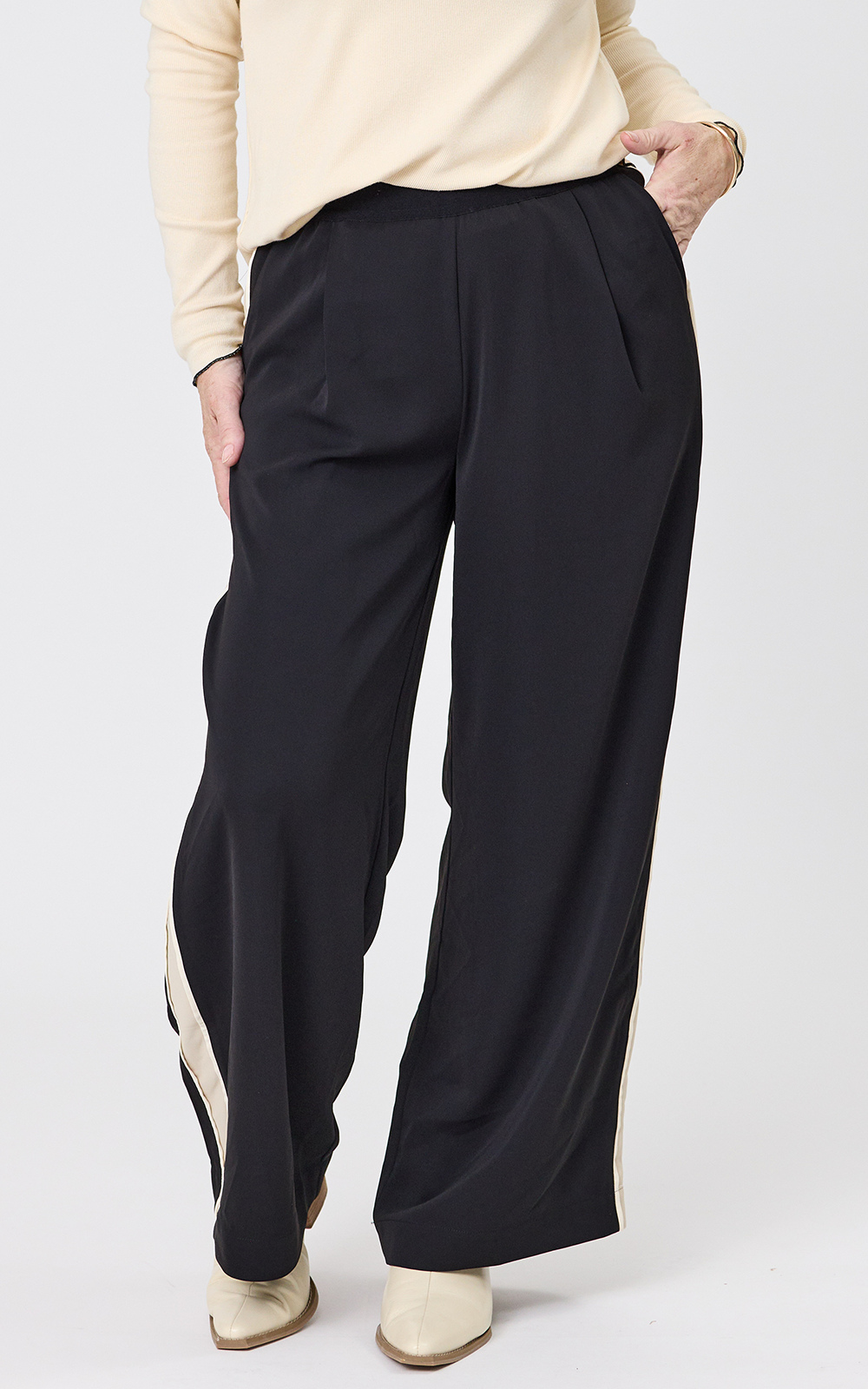 Daria Pant product photo.