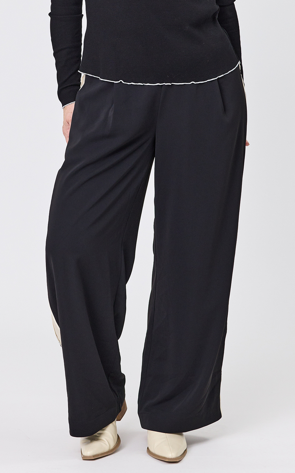 Daria Pant product photo.