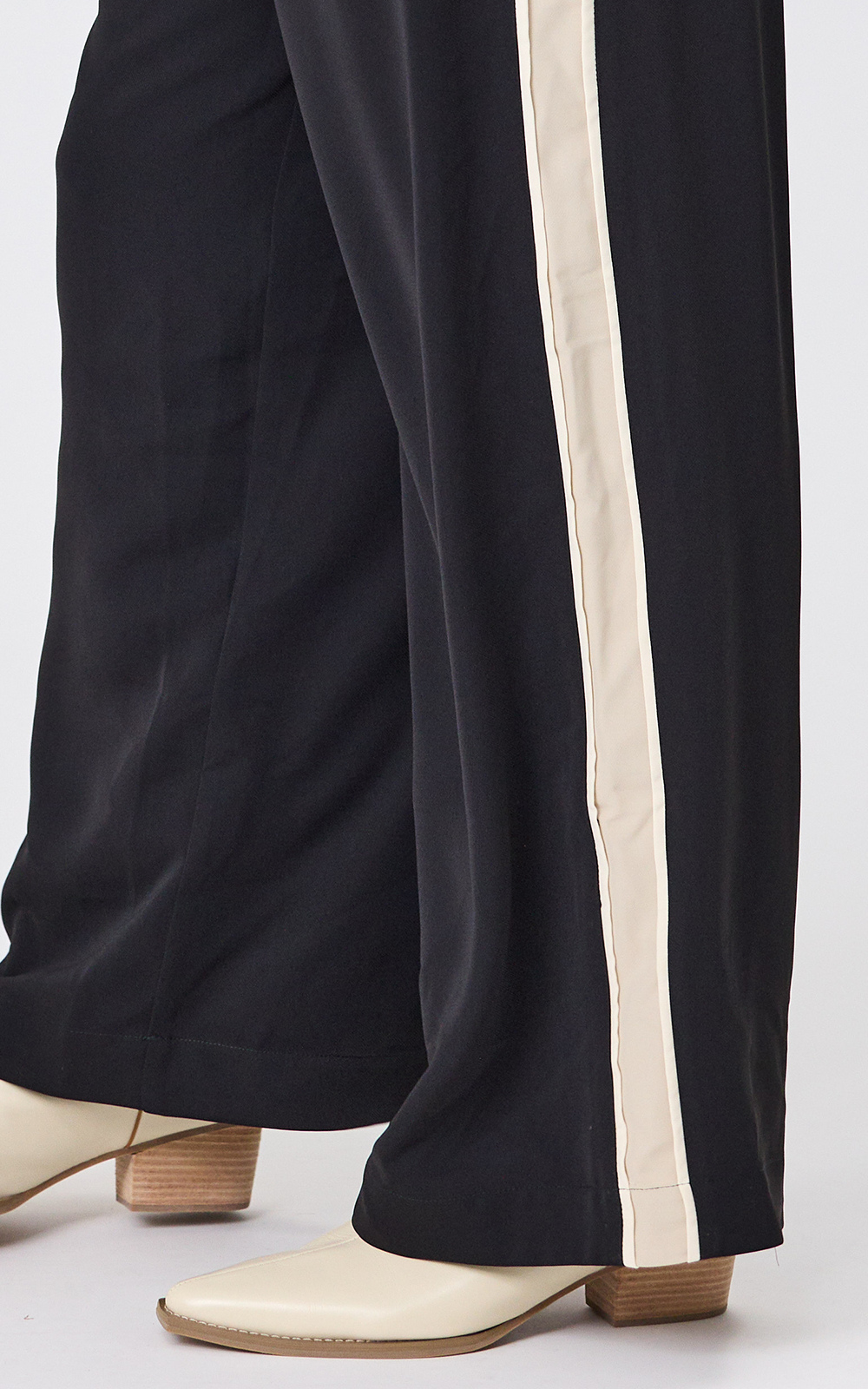 Daria Pant product photo.