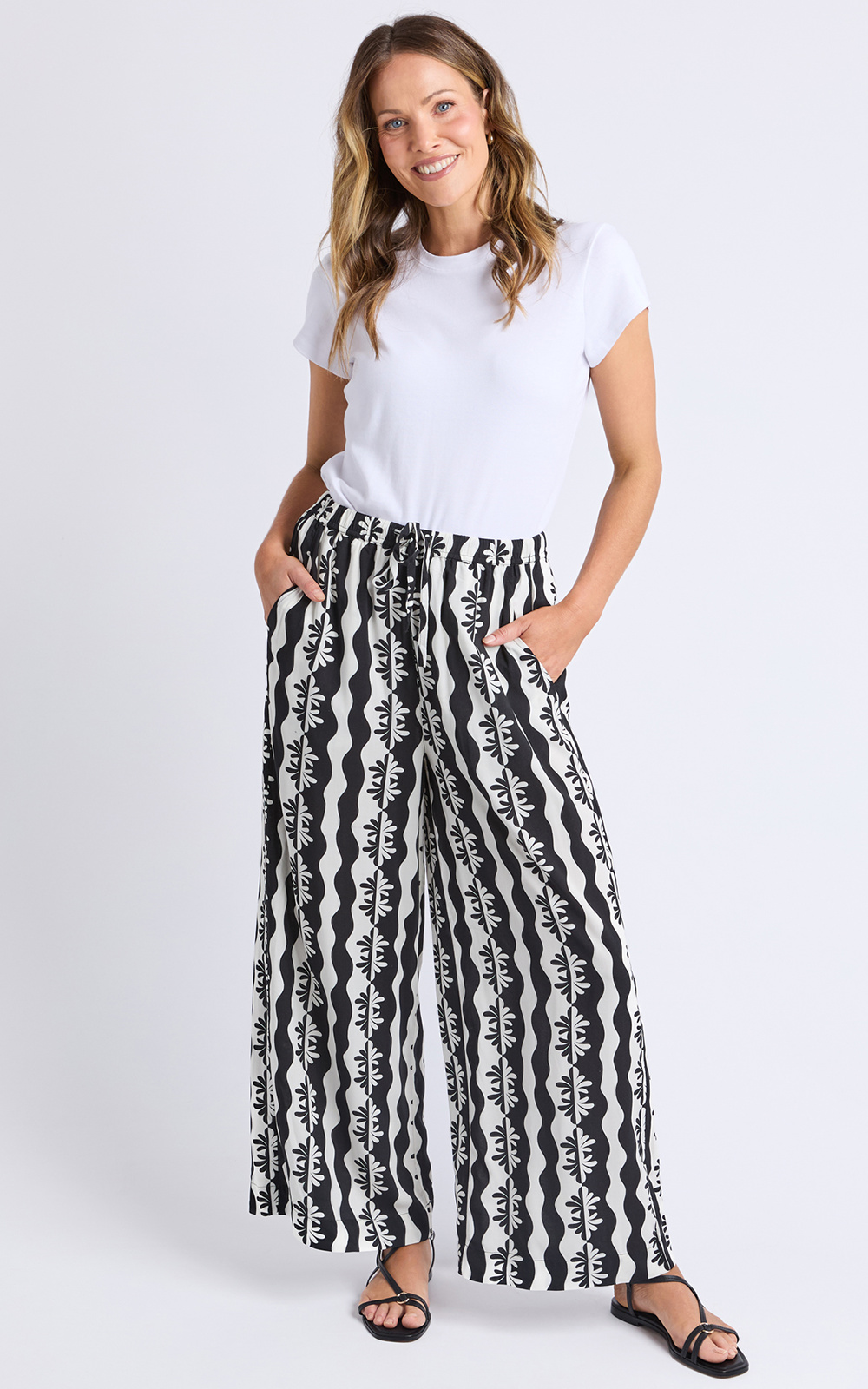 Casa Pant product photo.