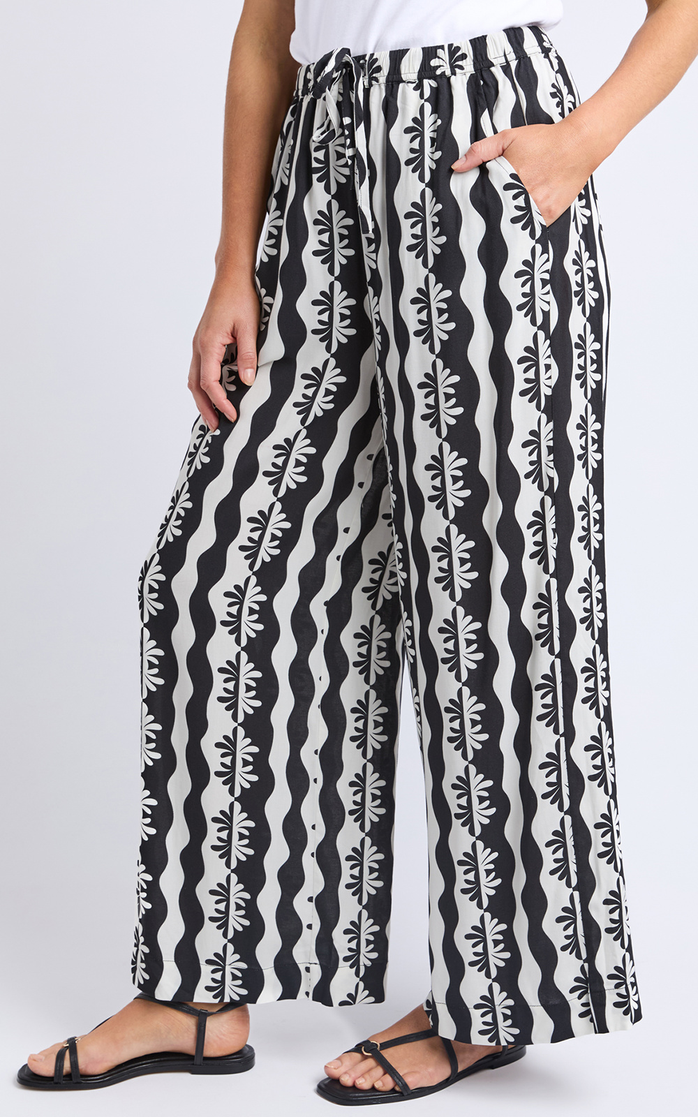 Casa Pant product photo.