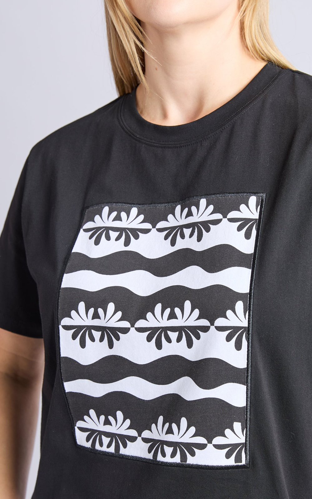 Casa Tee product photo.