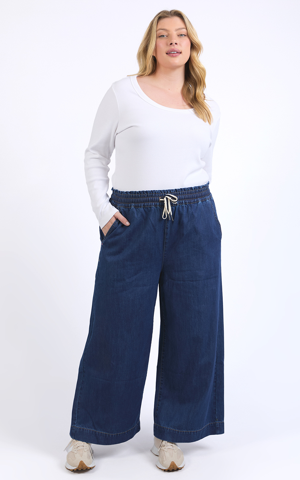 Greta Wide Leg Pant product photo.