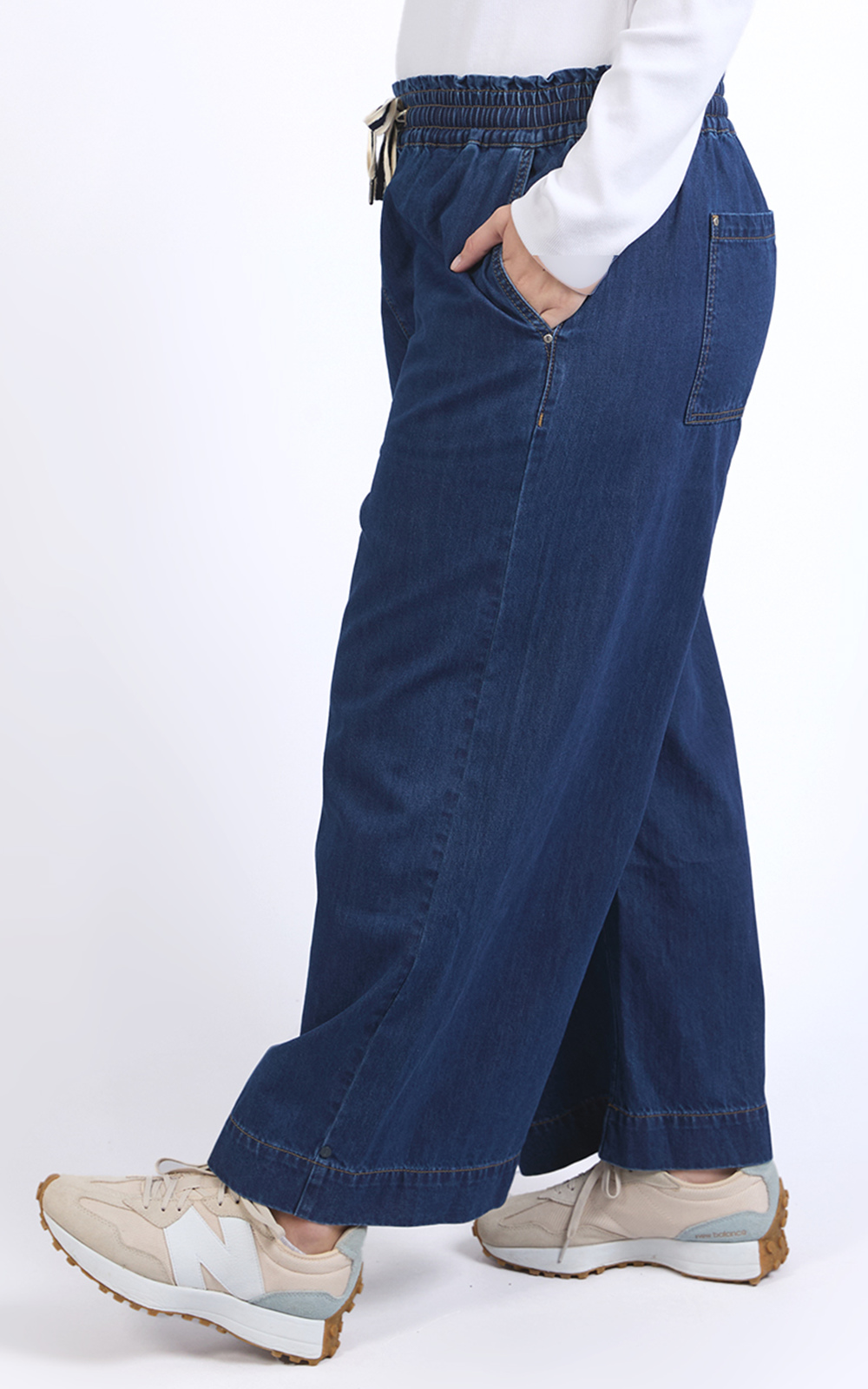 Greta Wide Leg Pant product photo.