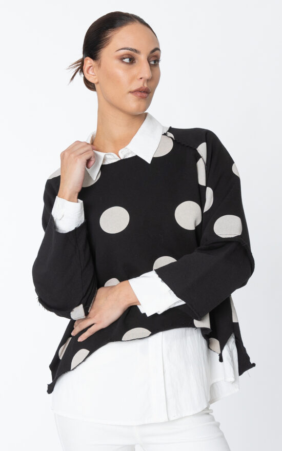 Riza Sweatshirt product photo.