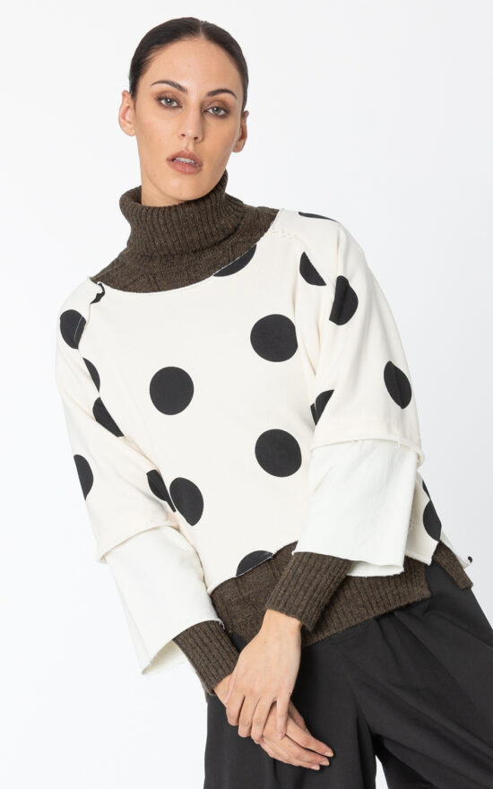 Riza Sweatshirt product photo.