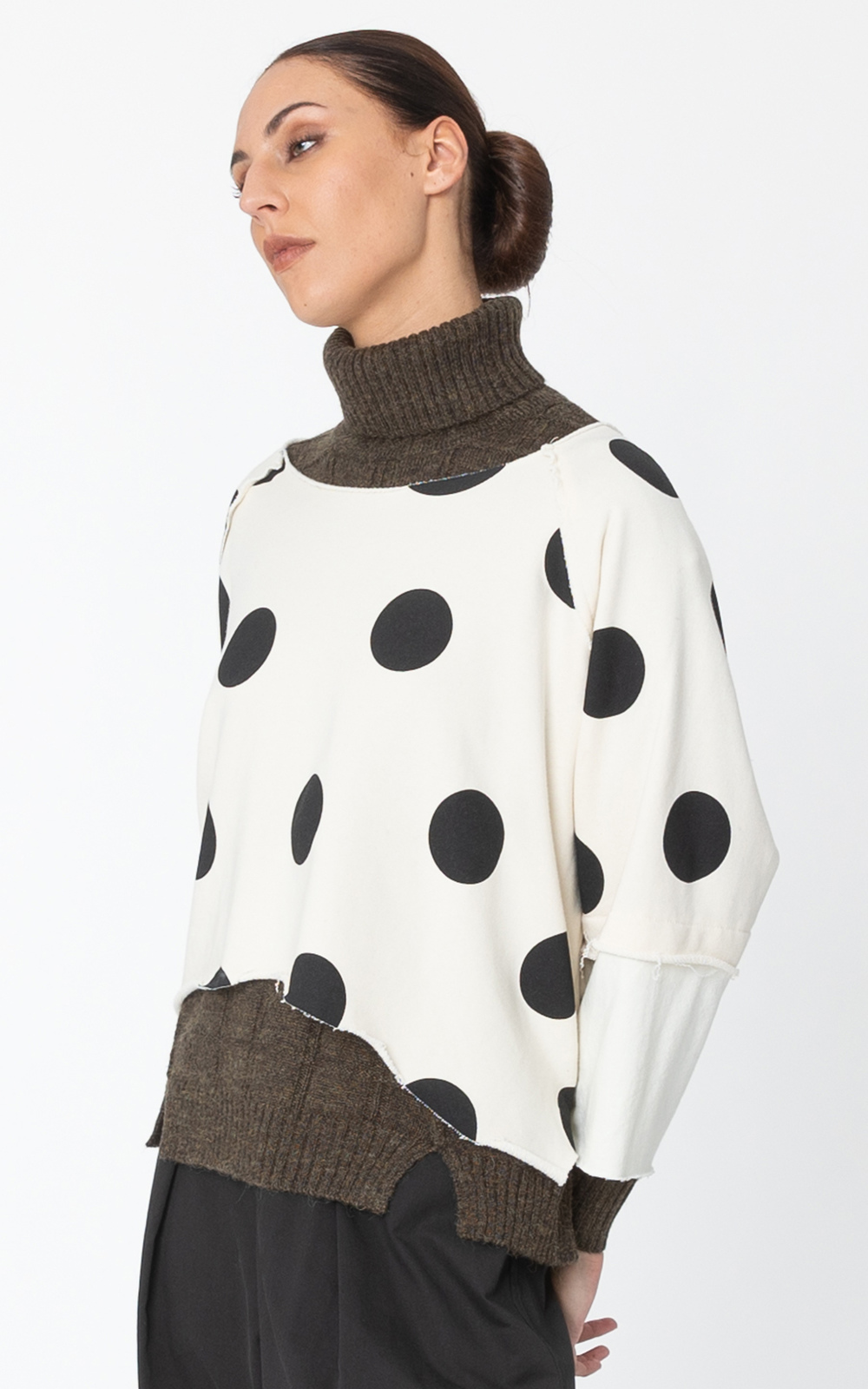 Riza Sweatshirt product photo.