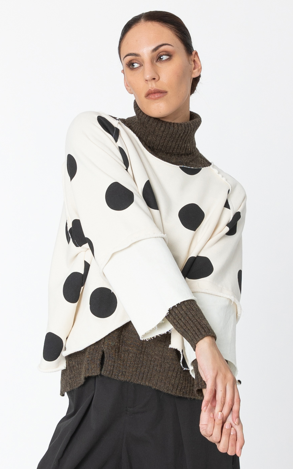 Riza Sweatshirt product photo.