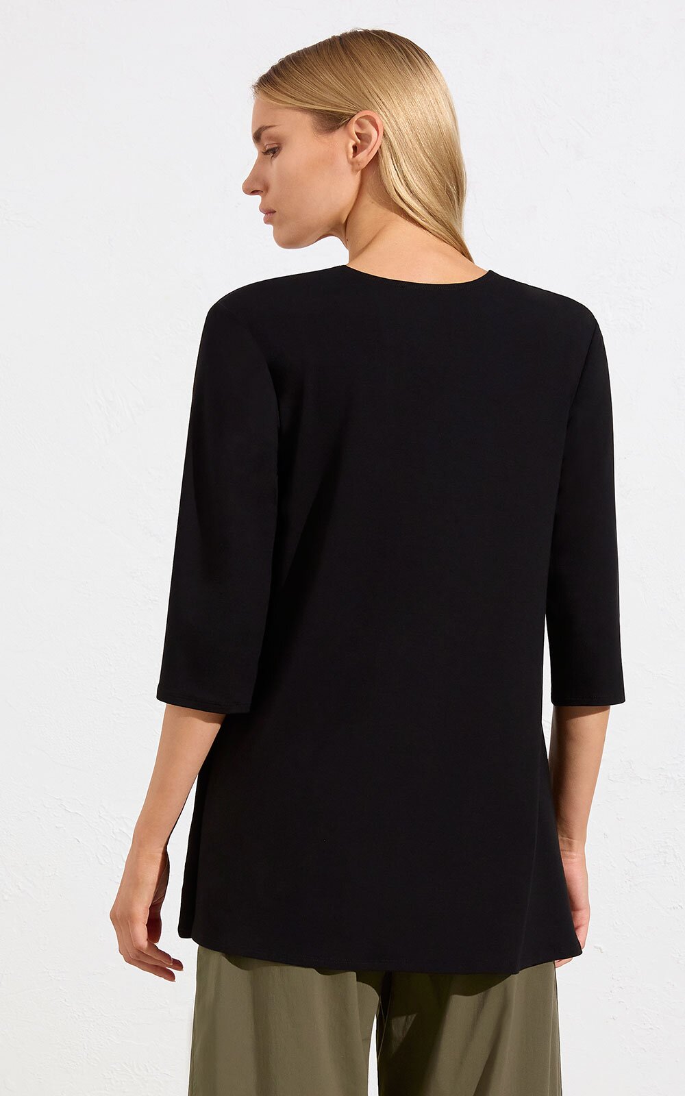 Loose V Top product photo.
