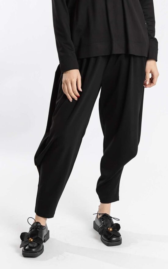 Knot Pants Black product photo.