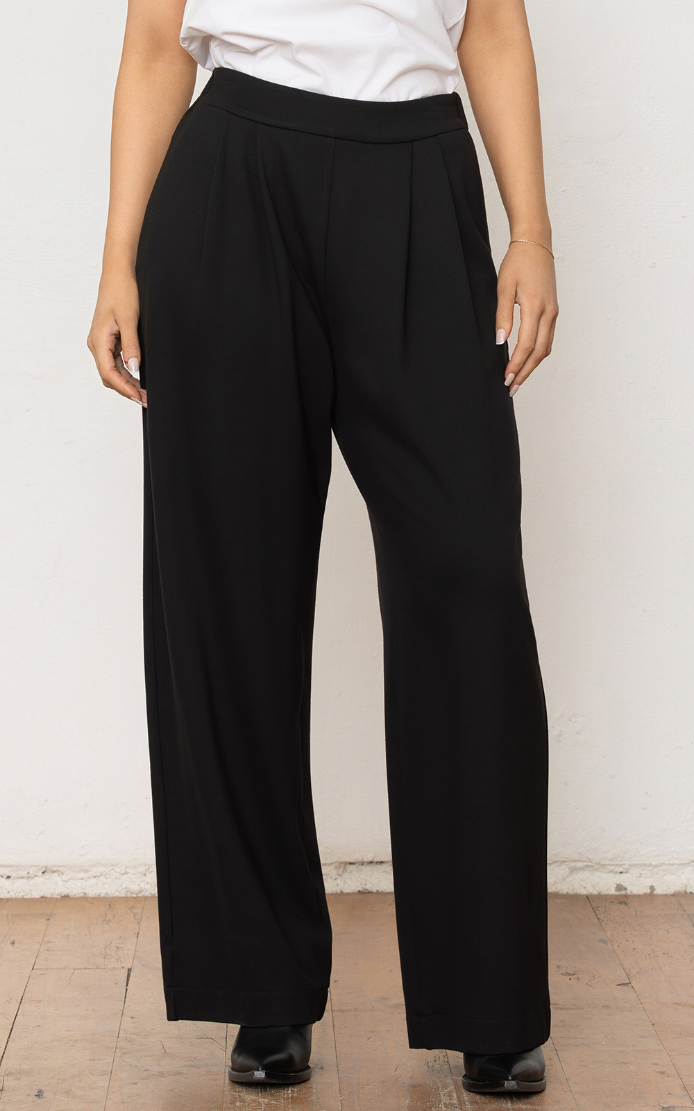 Form Pant product photo.