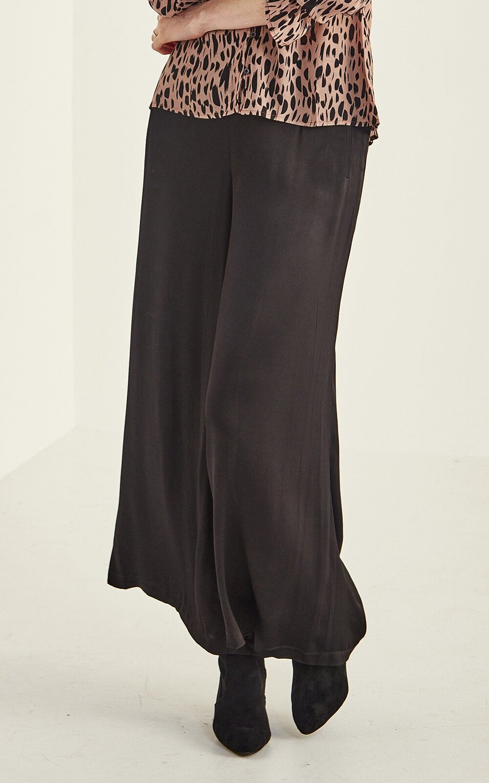 Lucianna Pant product photo.