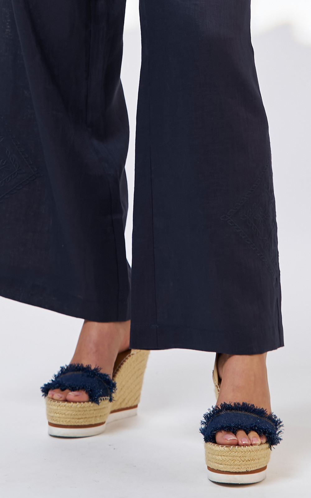 Lia Pant product photo.