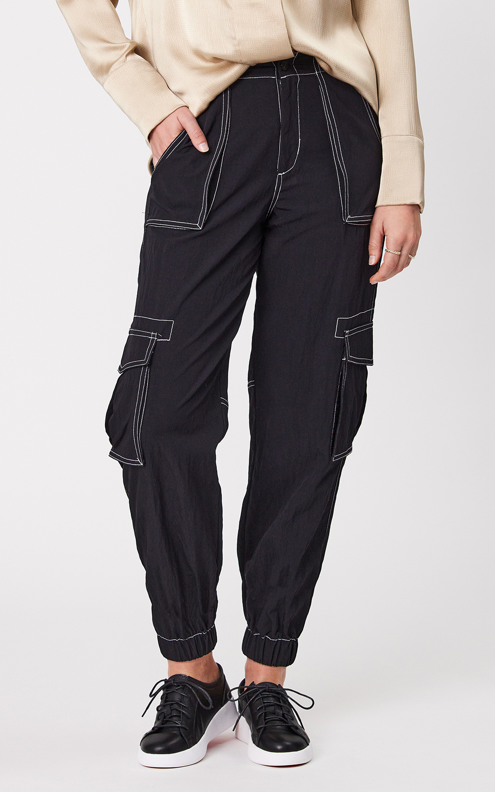 Dee Pant product photo.