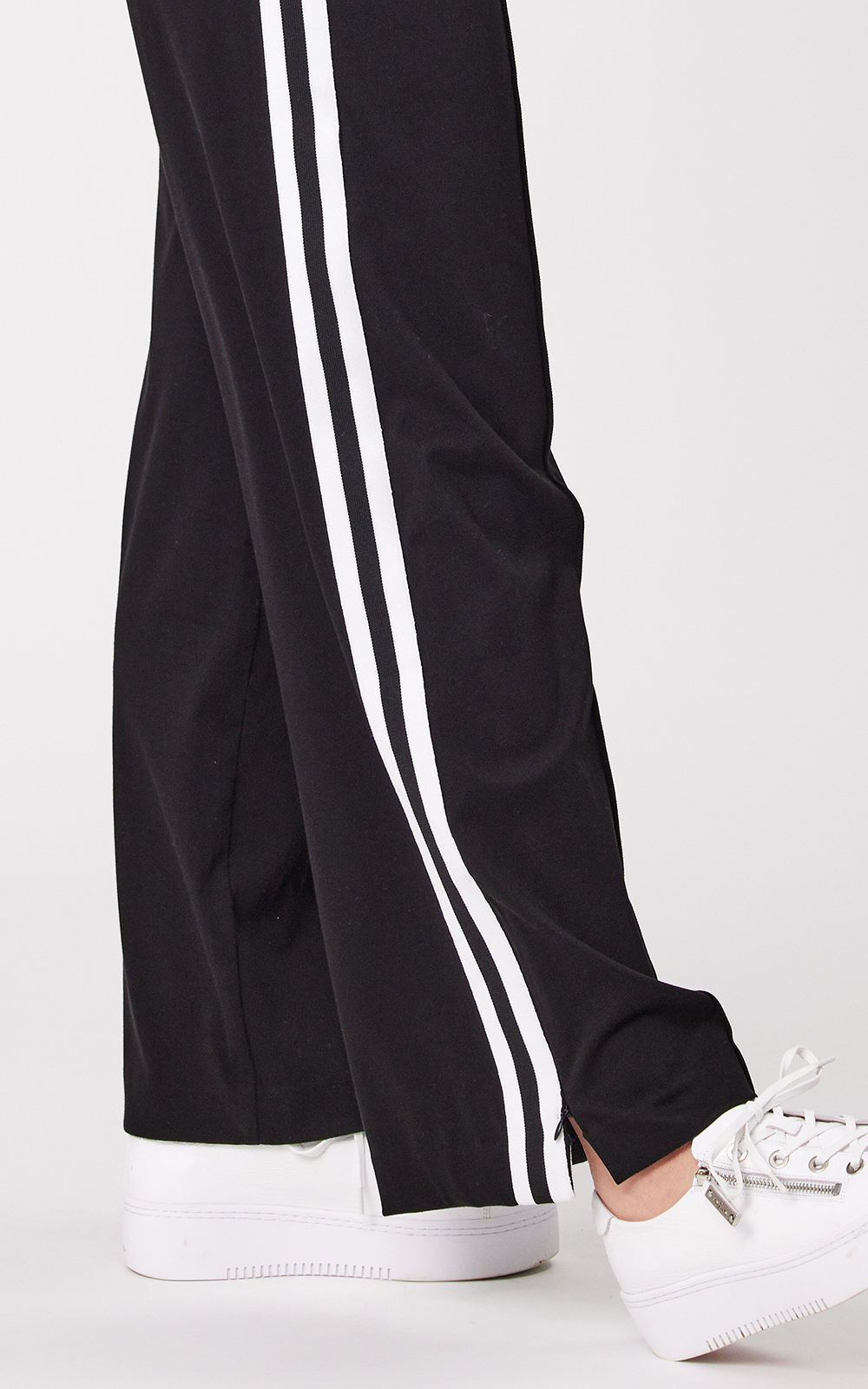 Chloe Pant product photo.