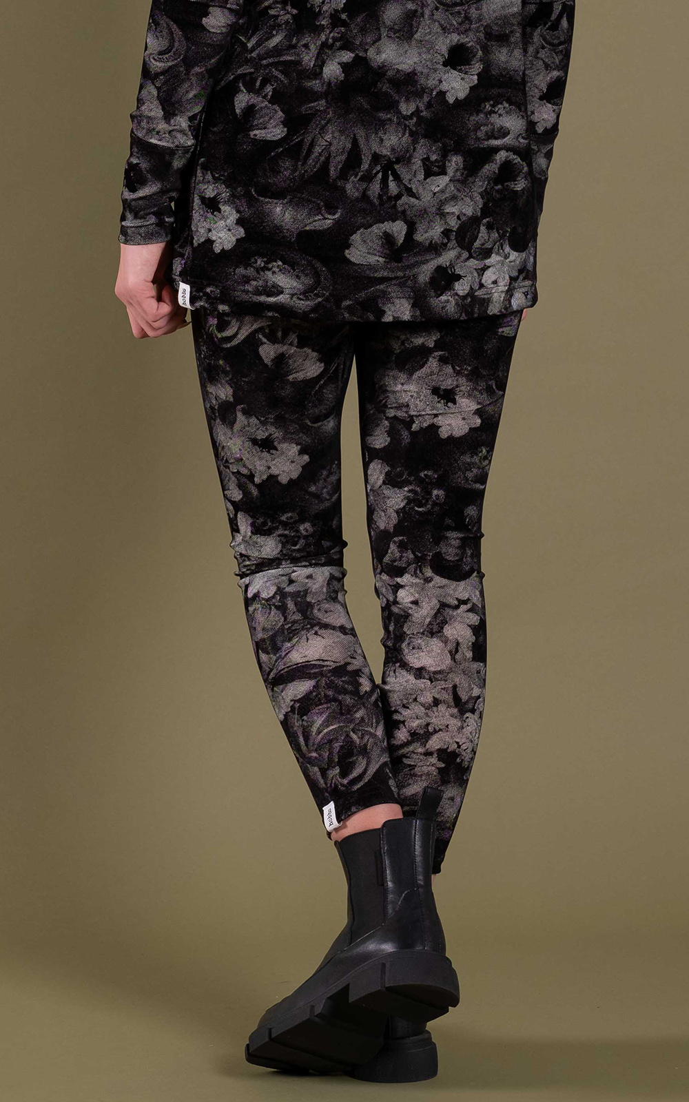 Leggings product photo.