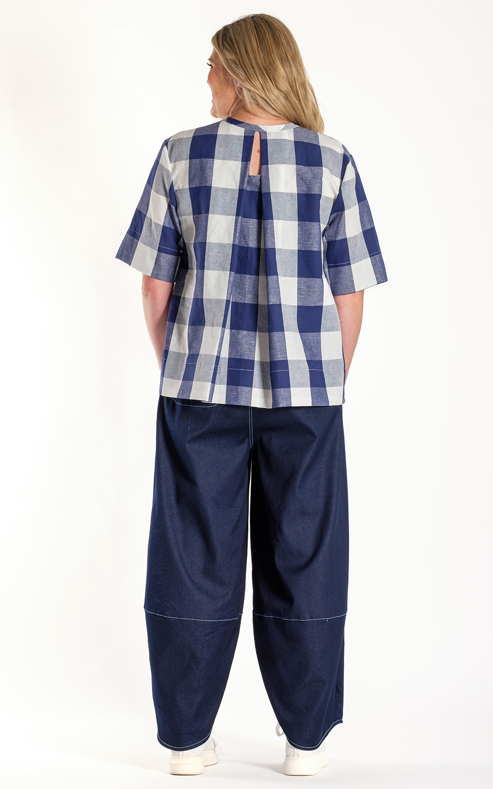 Apartmento Pants product photo.
