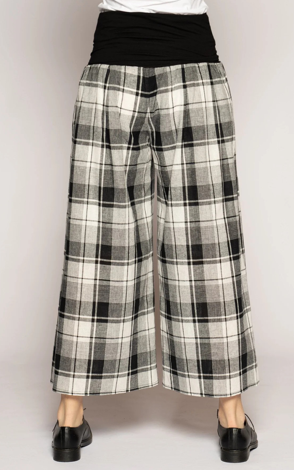Arya 3/4 Pants product photo.