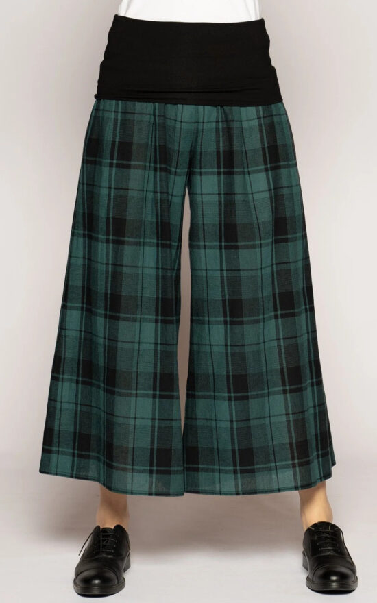 Arya 3/4 Pants product photo.