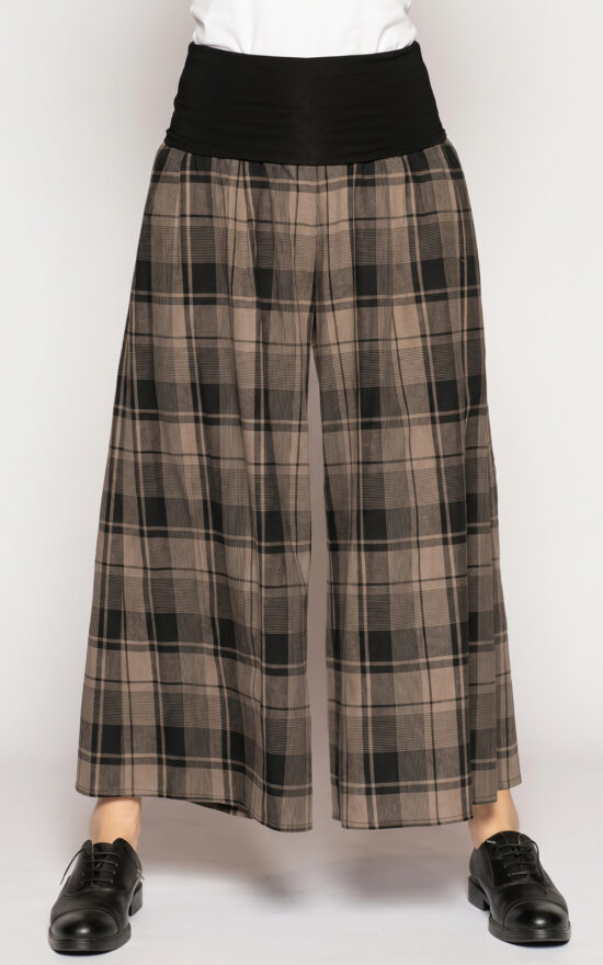 Arya 3/4 Pants product photo.