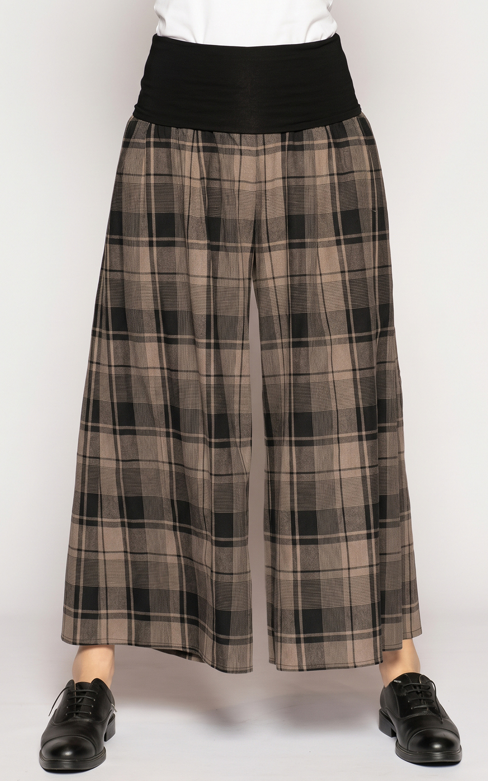 Arya 3/4 Pants product photo.