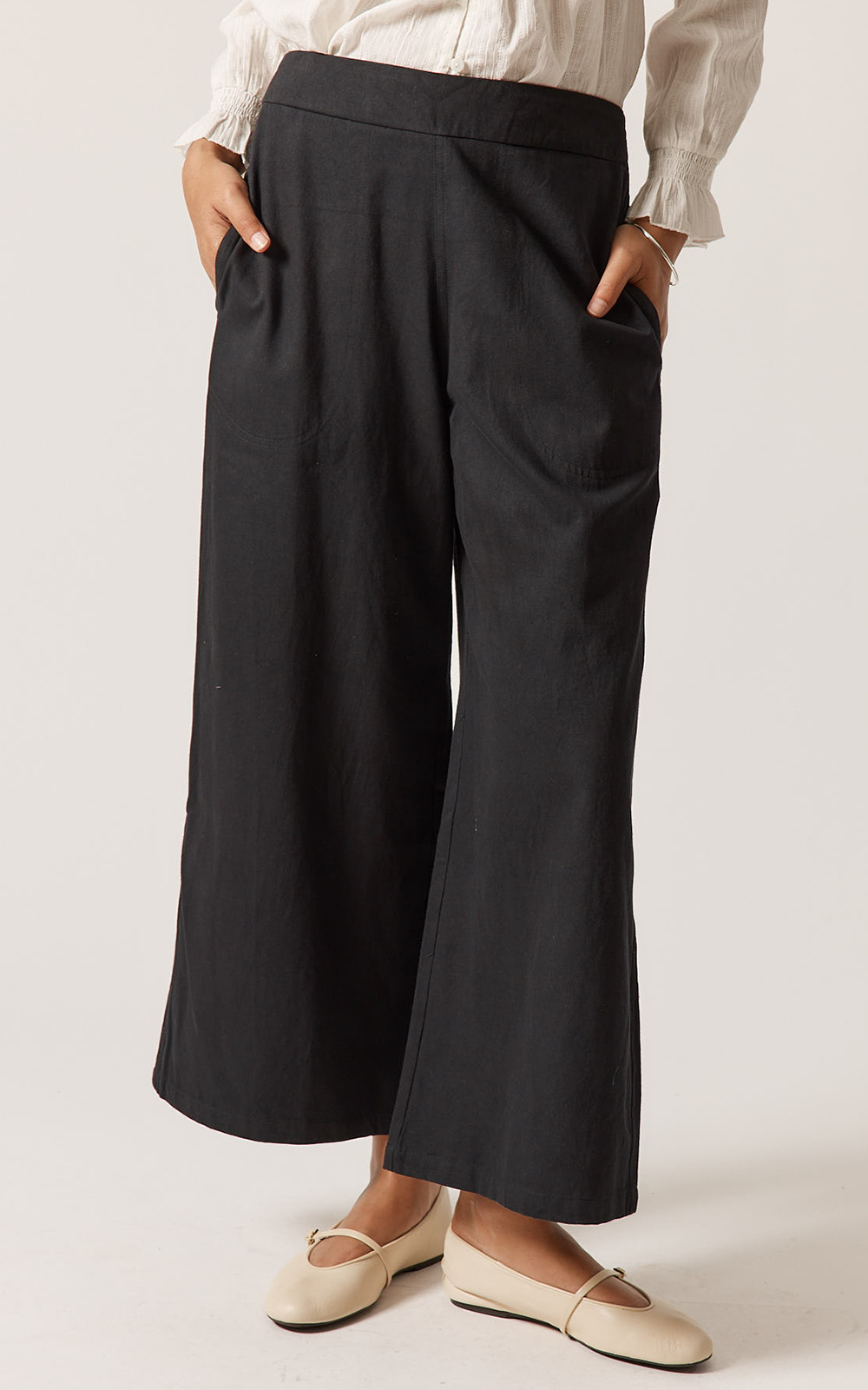 Pula Pant In Cotton Twill product photo.