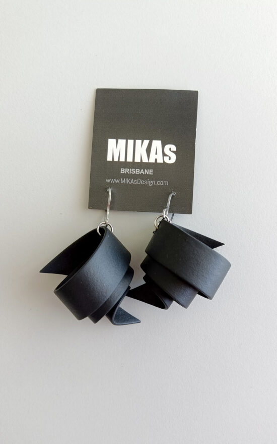 Rasen Earrings product photo.