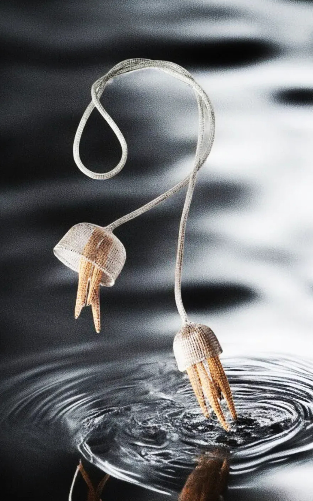 Flower Short Lariat Necklace product photo.