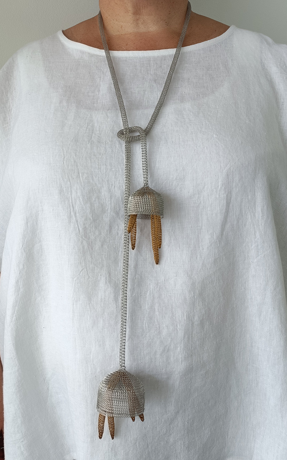 Flower Short Lariat Necklace product photo.