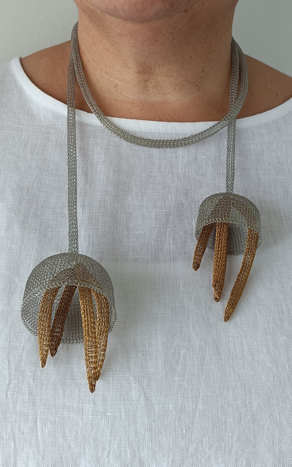 Flower Short Lariat Necklace product photo.