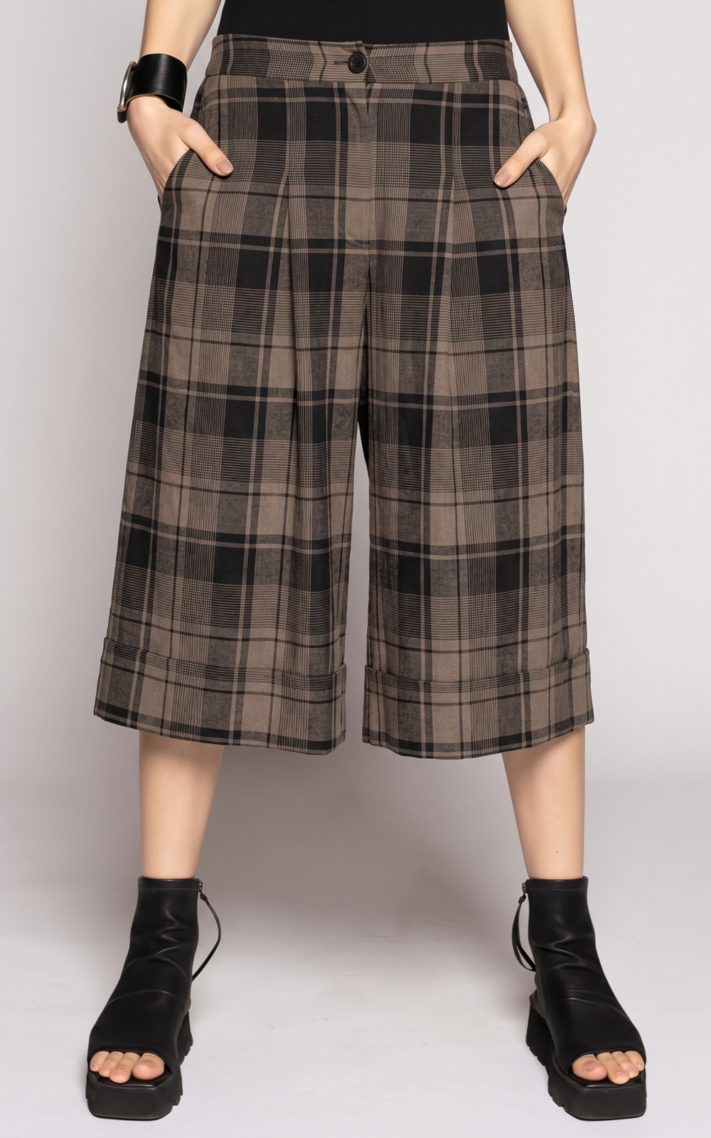 Arya Shorts product photo.