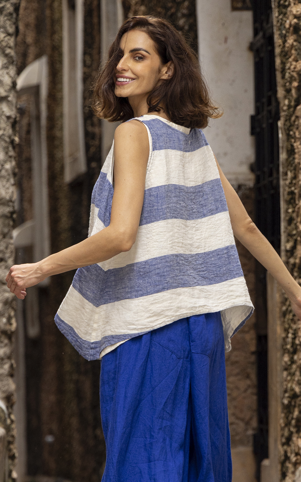 Taji Top Linen product photo.