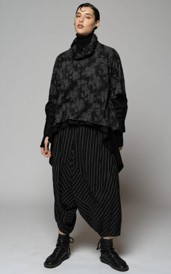 Toge Neck Top product photo.