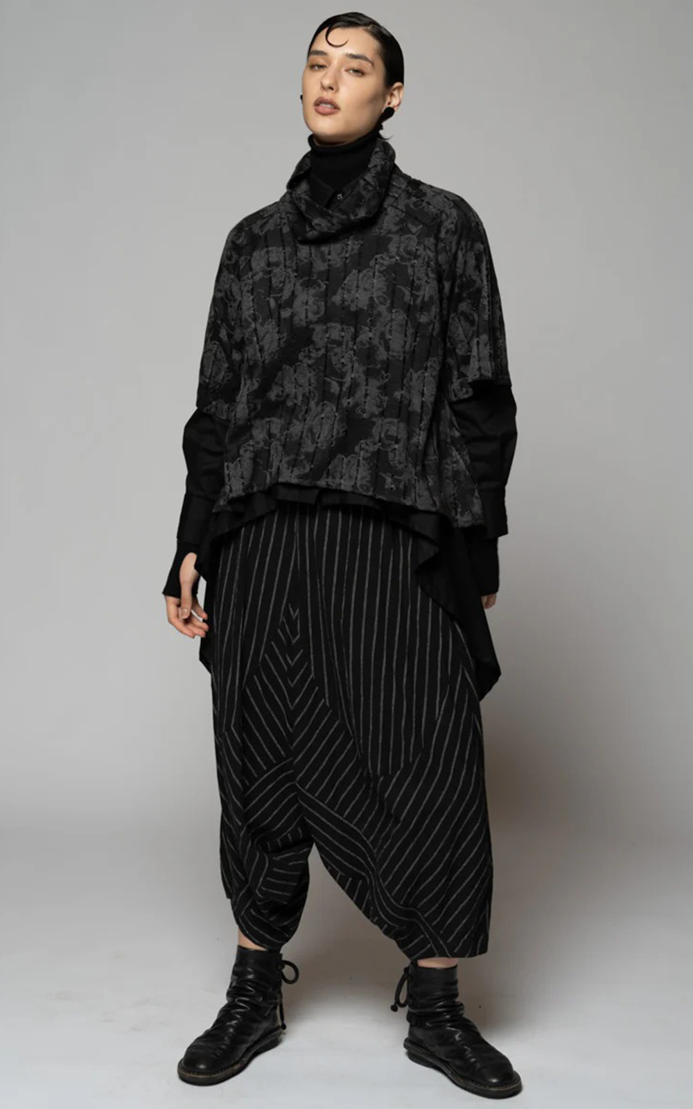 Toge Neck Top product photo.