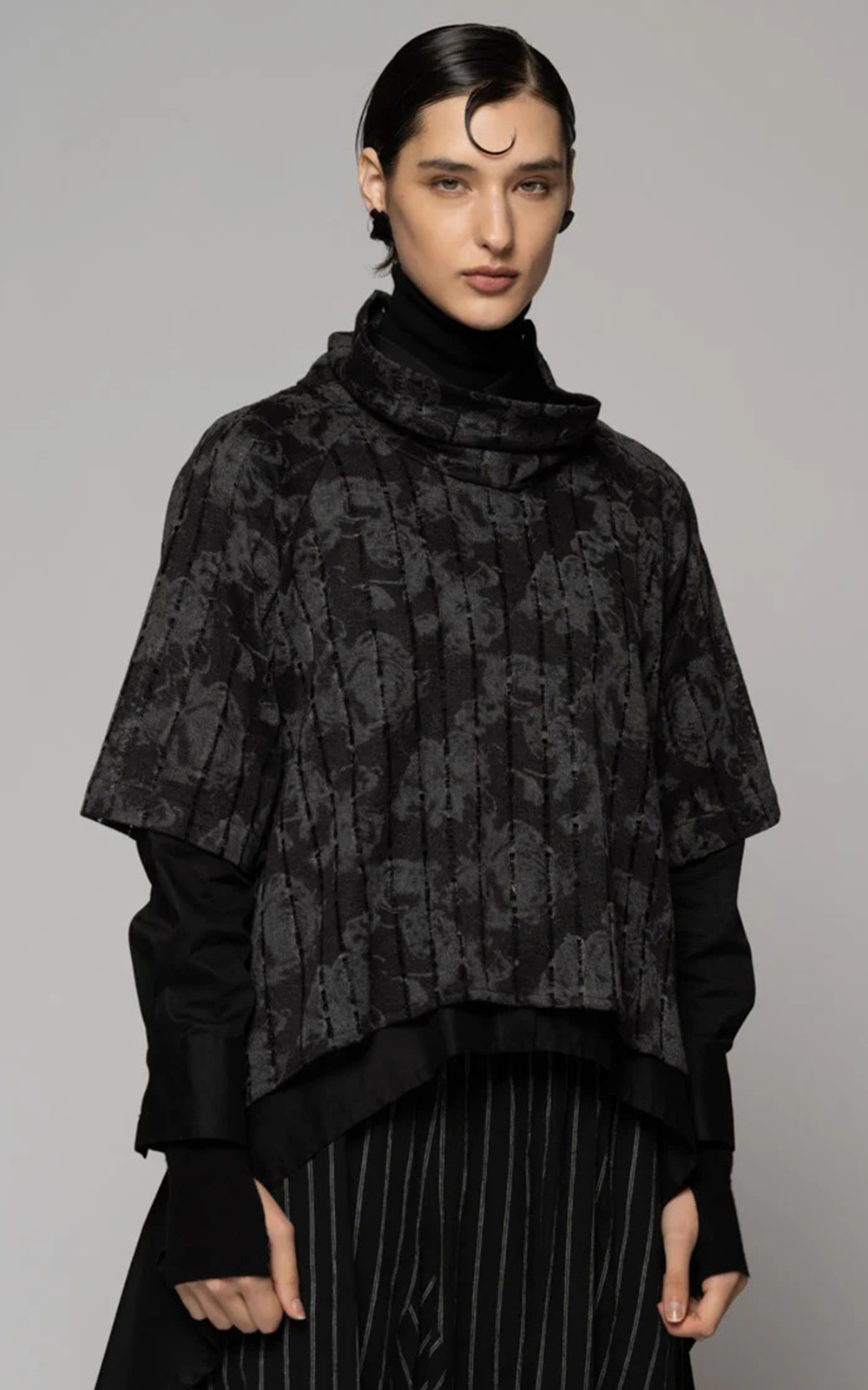 Toge Neck Top product photo.