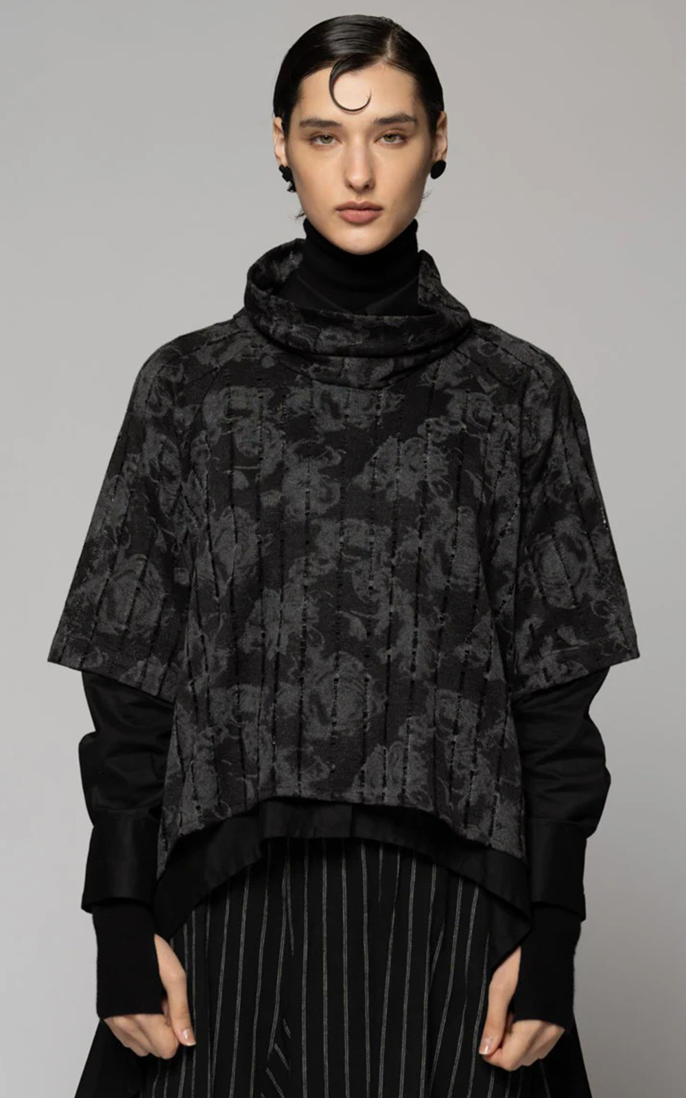 Toge Neck Top product photo.