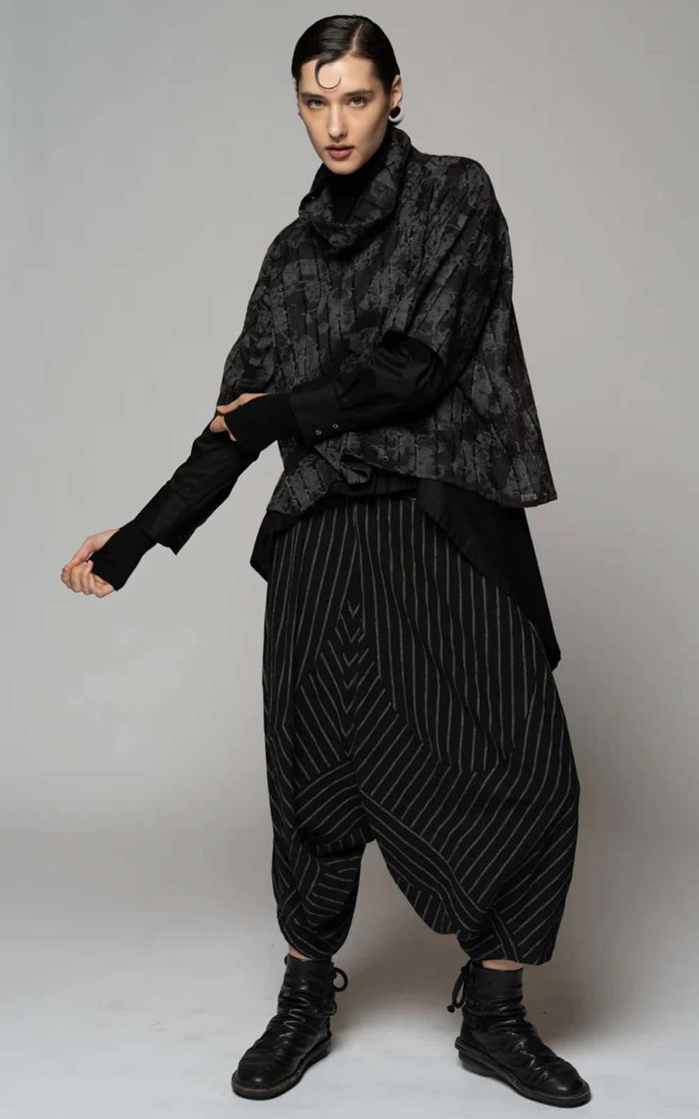 Toge Neck Top product photo.