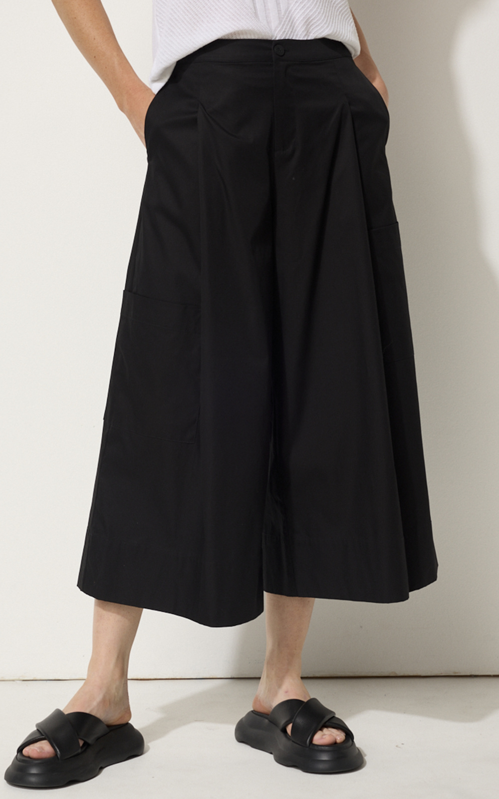 Deep Pleat Pocket Pant product photo.