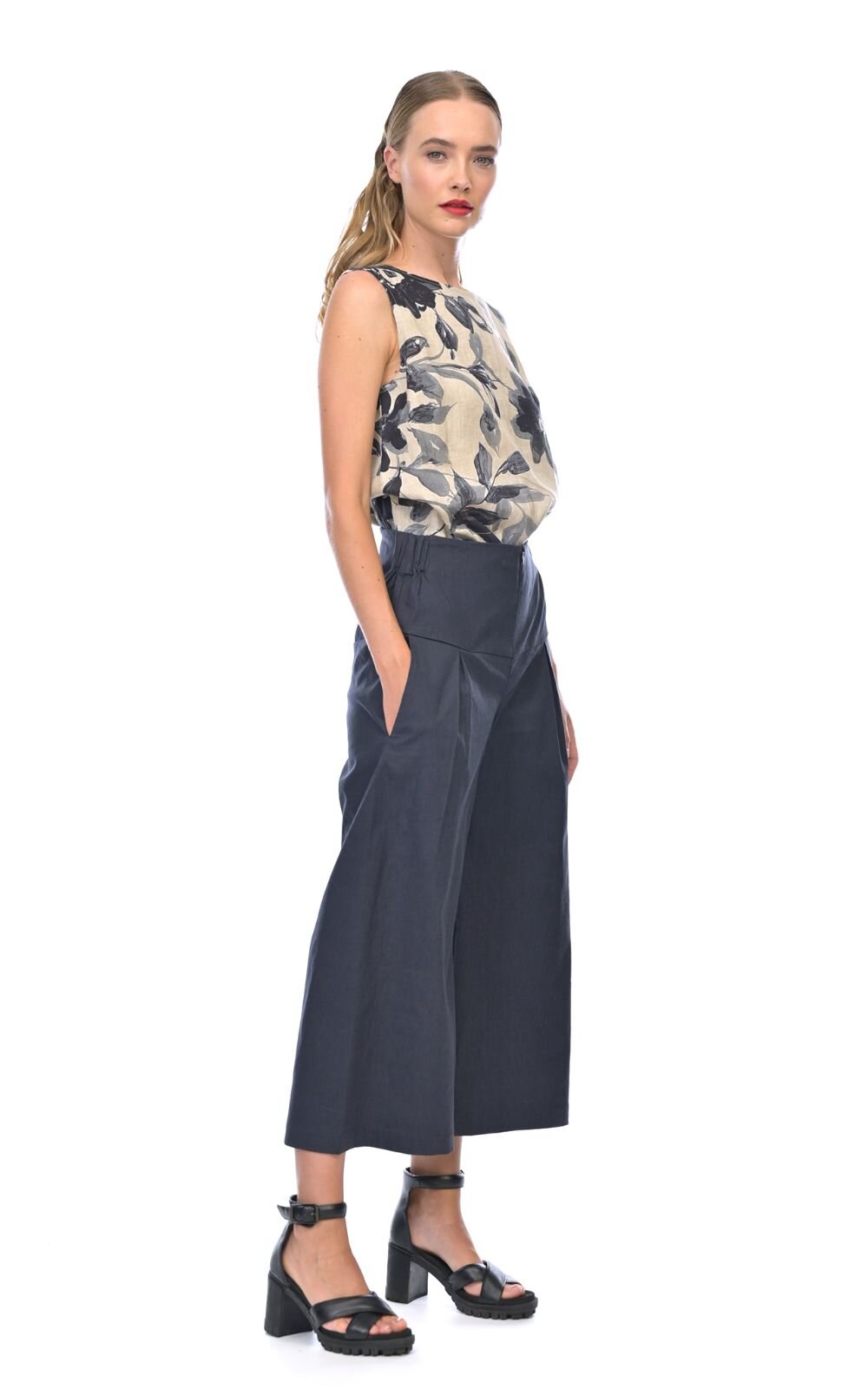 Stretch Linen Flynn Pant product photo.